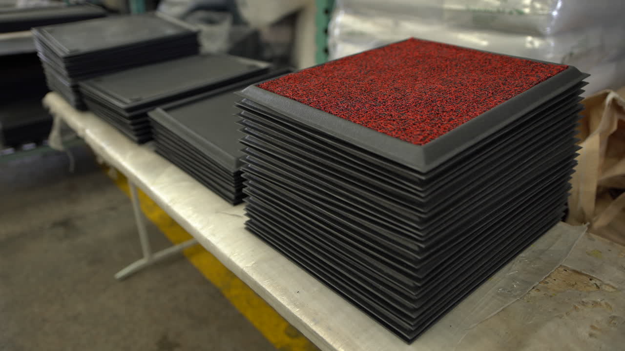 carro lento en una alfombra desinfectante utilizada contra covid-19