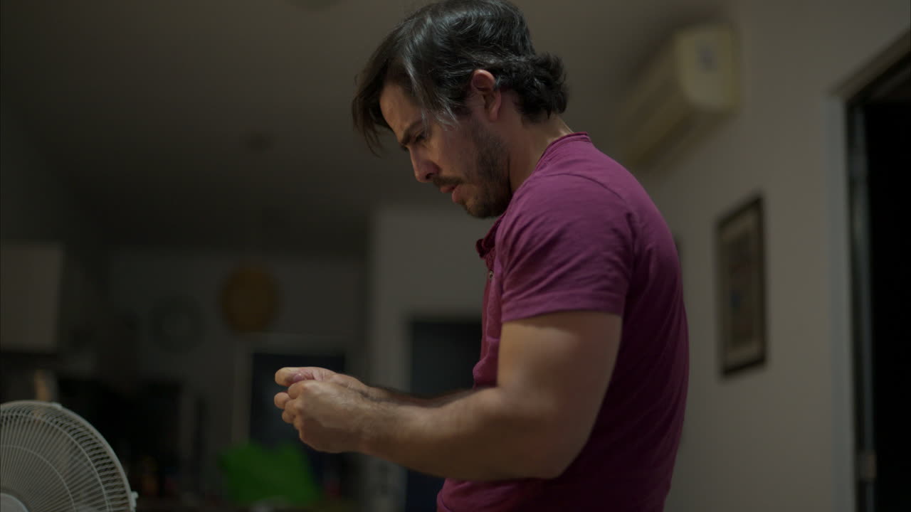 단서를 읽고 그가 전사인 것처럼 행동하고 펀치를 주는 게임을 하는 라틴 남자의 슬로우 모션