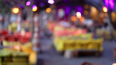 colorido entorno de restaurante borroso con iluminación ambiental de la noche
