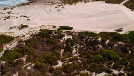 Toma-Aérea,-Jeep-Safari-Entre-Dunas-De-Arena-Y-El-Océano