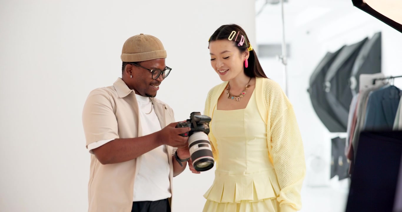 Fotografo e modella che rivedono le foto in uno studio