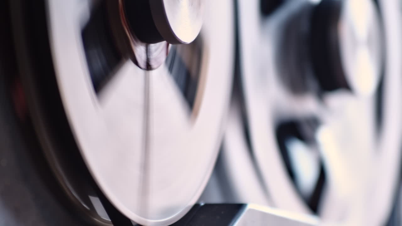 오래된 오디오 테이프 레코더는 앞으로 재생한 다음 되감고 다시 앞으로 재생하고 닫습니다.