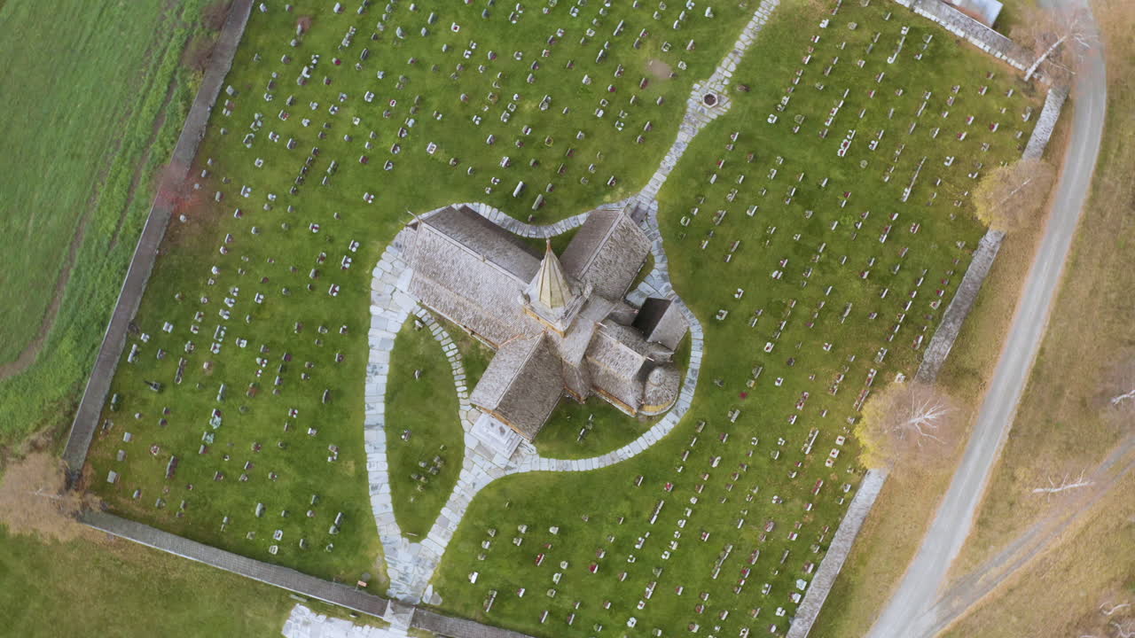 노르웨이의 가을 눈보라 눈보라에 롬 통널 교회의 조감도 - 공중 드론 샷