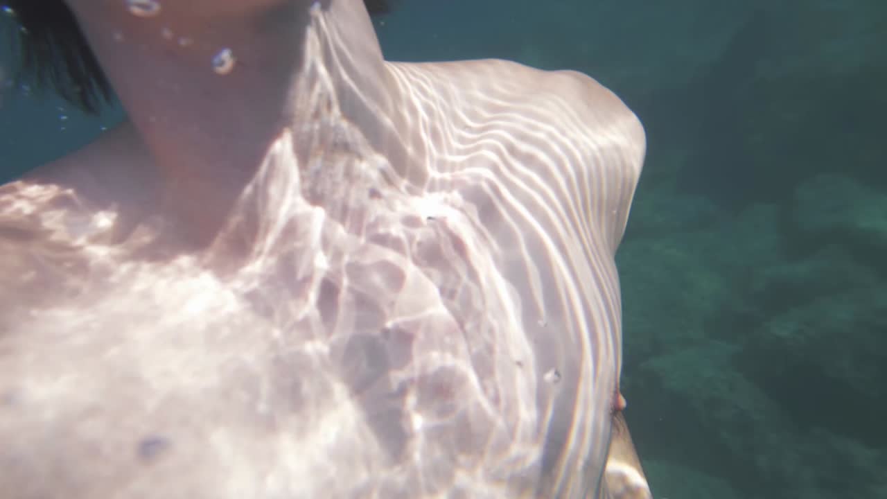 표면까지 자유 다이빙 수영