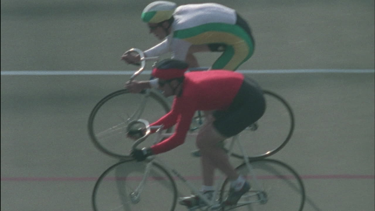 자전거를 타는 사람들이 트랙을 돌고 있습니다.