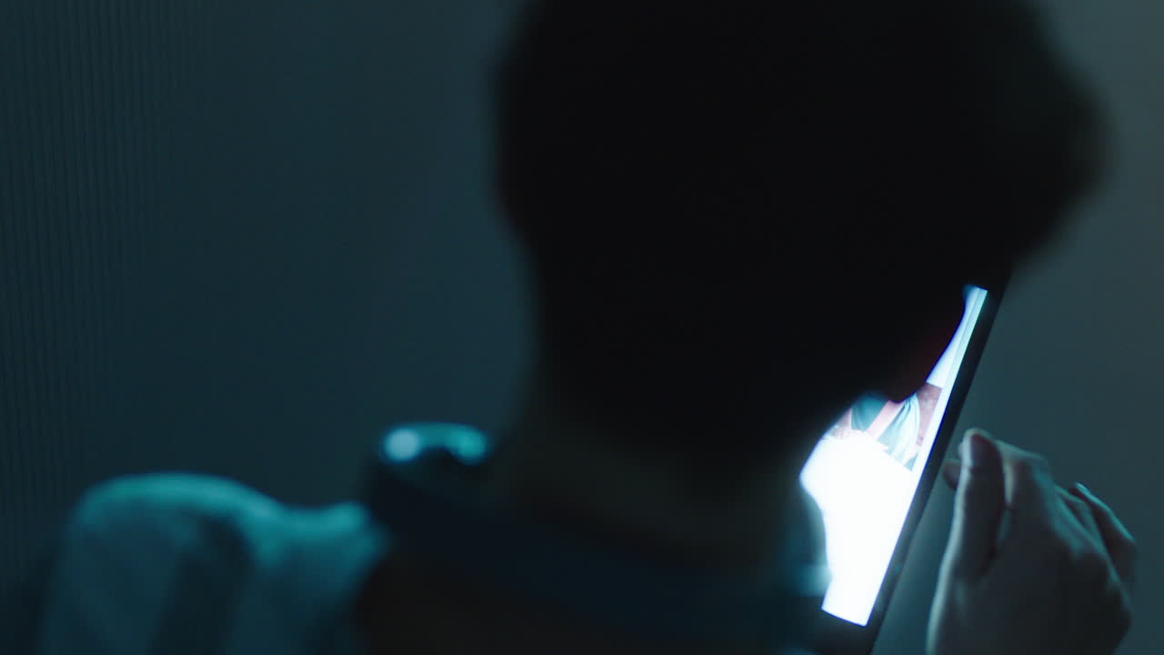 joven mujer de negocios que trabaja hasta tarde usando una tableta haciendo una lluvia de ideas para el proyecto fecha límite mujer gerente de planificación estrategia de desarrollo de la empresa de inicio en la oficina por la noche de cerca