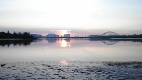 Atemberaubender-Blick-In-Die-Dämmerung-Auf-Die-Skyline-Einer-Stadt-über-Dem-Wasser