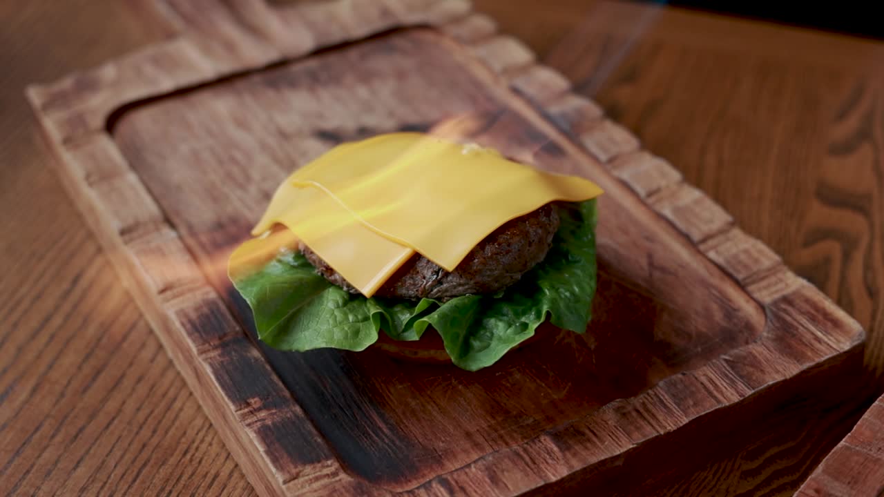 hamburguesa con queso en llamas