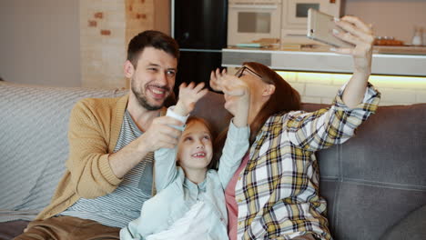 familia feliz tomando una selfie
