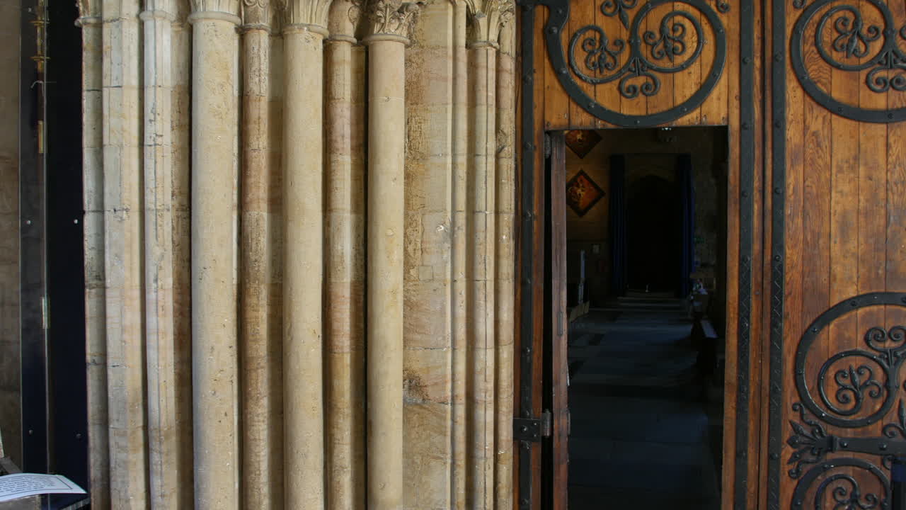 iglesia del monasterio escondida puerta de madera para la sociedad secreta santuario interior