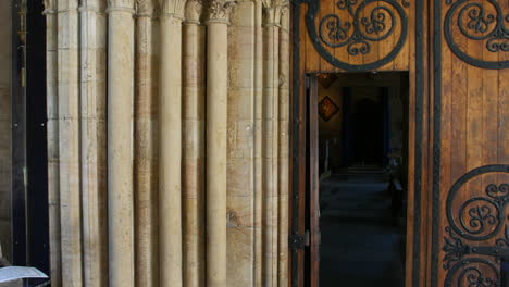 Puerta-De-Madera-Oculta-De-La-Iglesia-Del-Monasterio-Para-El-Santuario-Interior-De-La-Sociedad-Secreta