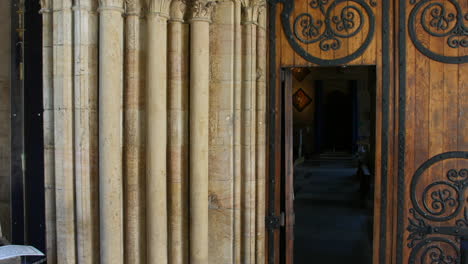 iglesia del monasterio escondida puerta de madera para la sociedad secreta santuario interior