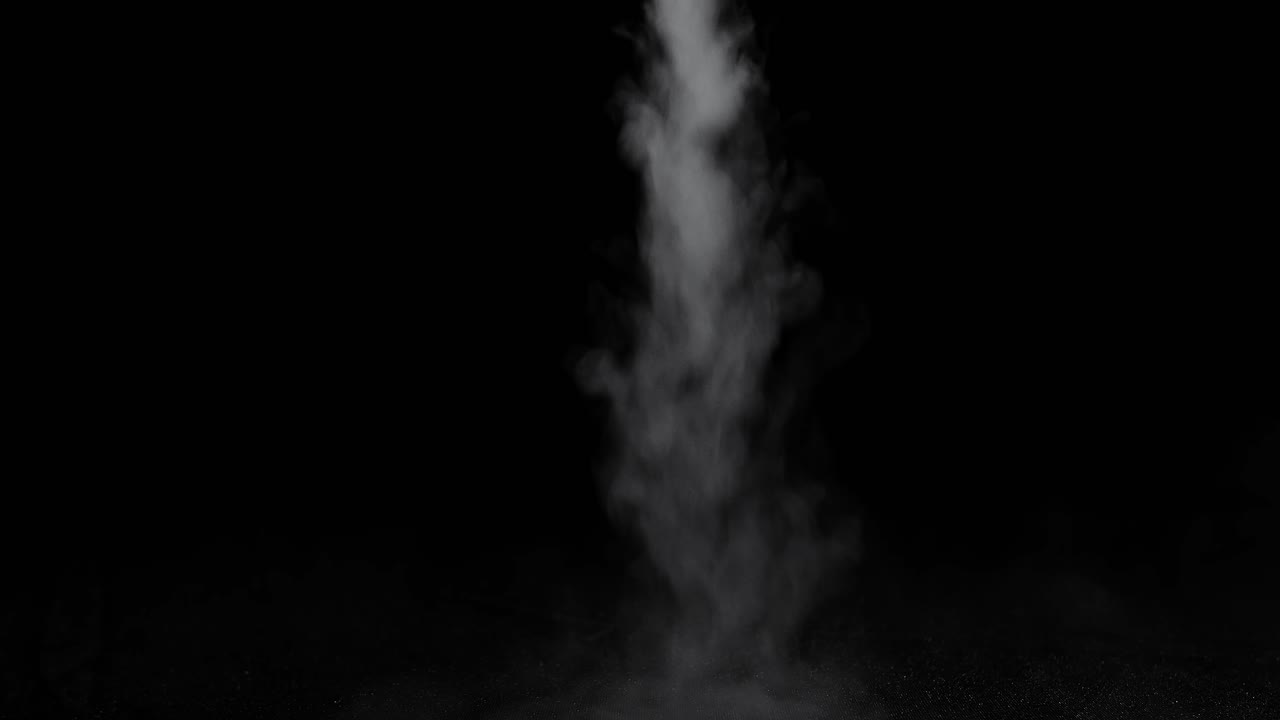 검은 바탕에 위에서 아래로 연기가 스프레이됩니다.