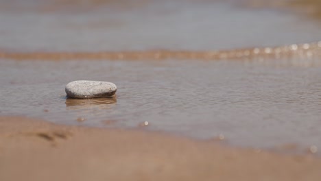 a rocha solitária na costa da praia