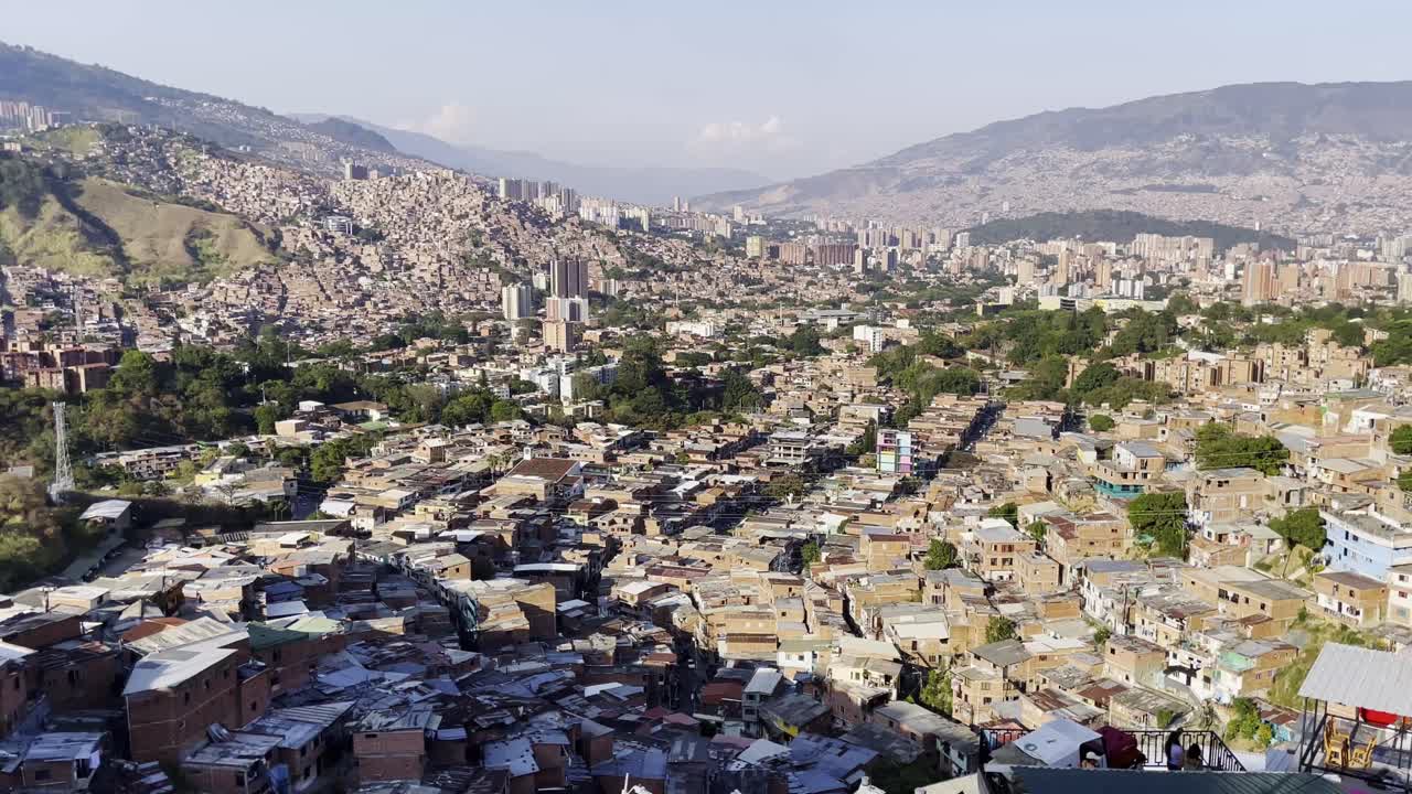 medellín, colombia drones aéreos panorámicos zoom hacia fuera comuna 13 poblado laureles horizonte