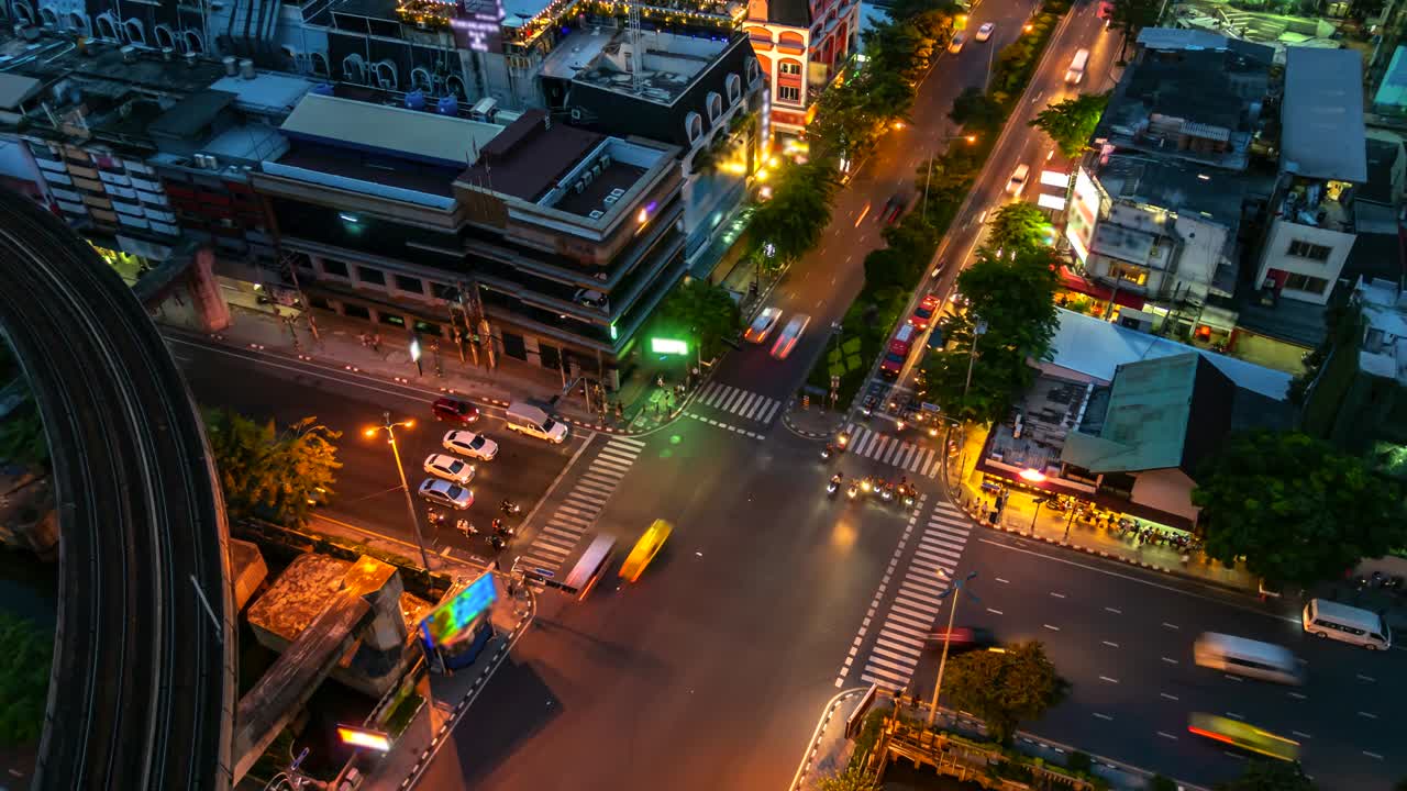 tráfico de 4k.time lapse en la intersección de bangkok, tailandia