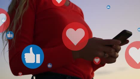 animación de iconos digitales sobre una mujer usando un teléfono inteligente