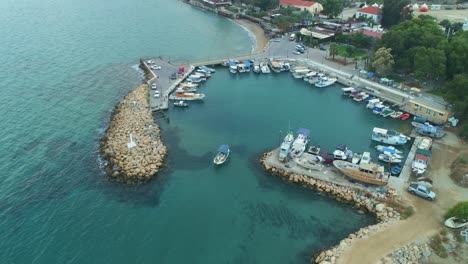 Kleines-Fischerboot-Verlässt-Den-Hafen