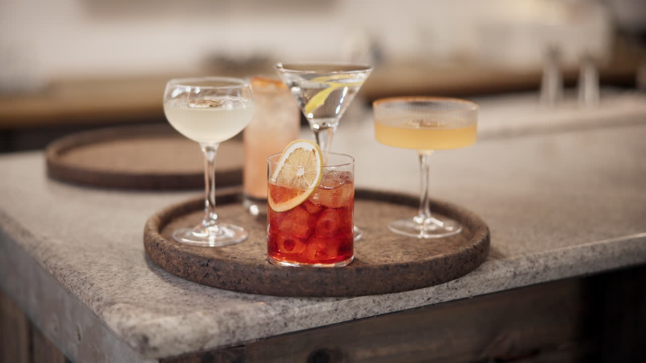 cócteles variados en una bandeja