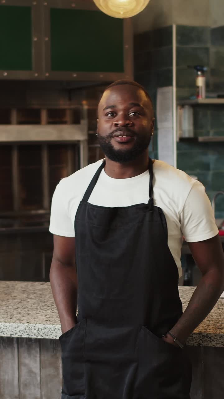 Freundlicher Restaurantmitarbeiter
