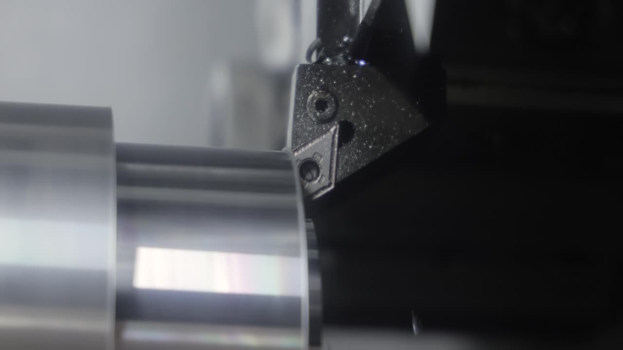 Fresatrice CNC per la lavorazione dei metalli. Taglio della moderna tecnologia di lavorazione del metallo.