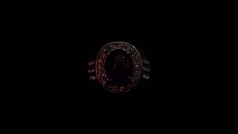 anillo de cristal de ametista en primer plano