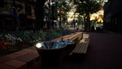 Nahaufnahme-Eines-Trinkwasserbrunnens-In-Einem-Park-Bei-Sonnenuntergang