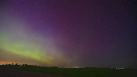 colores y formas brillantes de la aurora boreal en el cielo nocturno - lapso de tiempo