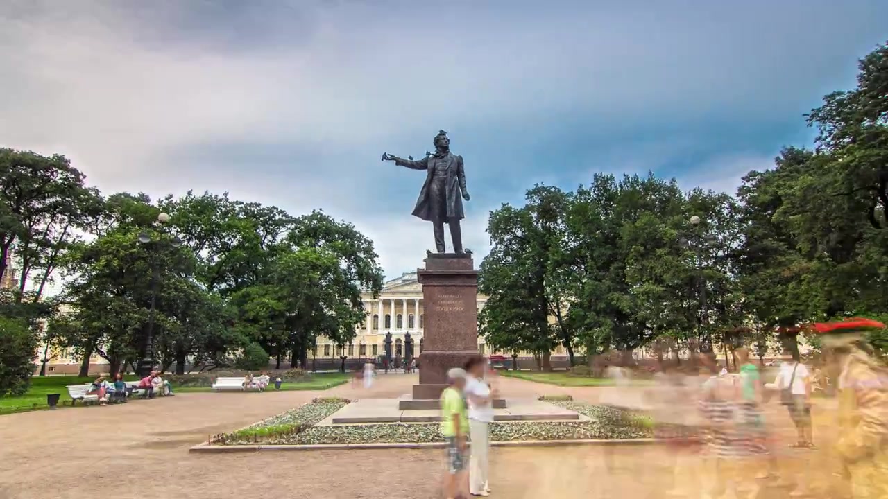Monumento ad Alexander Pushkin in Piazza delle Arti, sullo Sfondo del Museo Russo (Palazzo Mikhailovsky), Catturato in Timelapse Hyperlapse. San Pietroburgo, Russia
