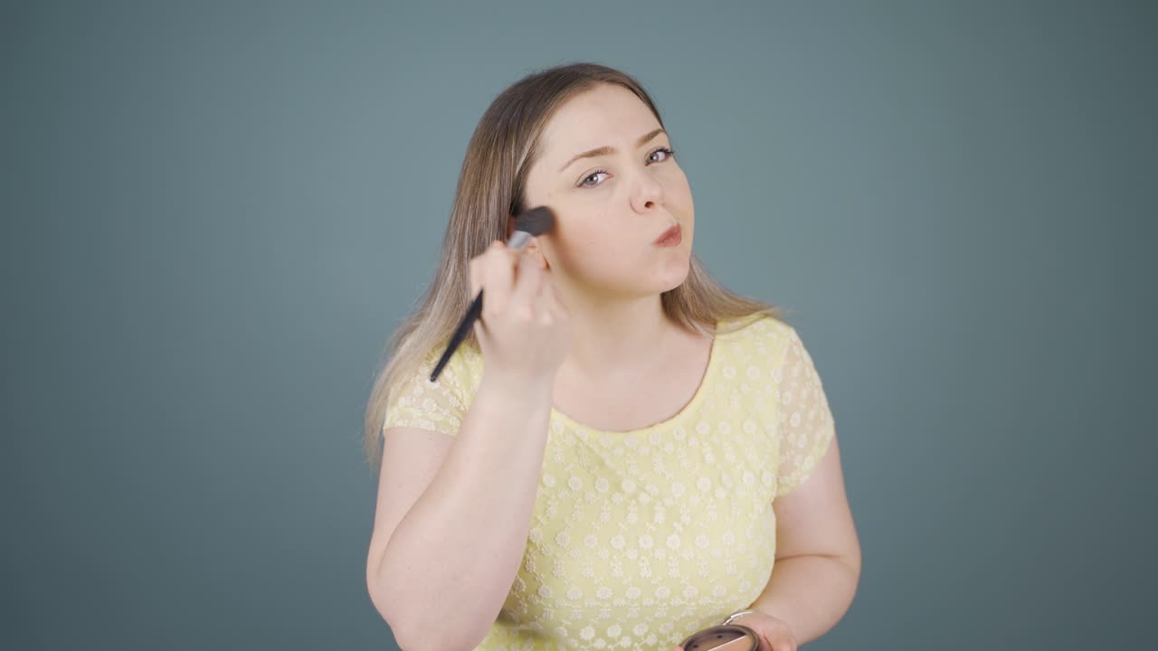 la joven se cuida a sí misma, bien cuidada.