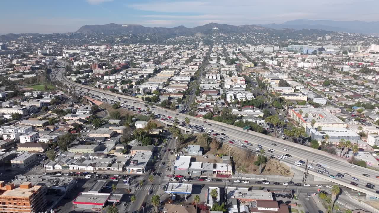 Traffico intenso sull'autostrada a East Hollywood, Los Angeles, California in una giornata di sole