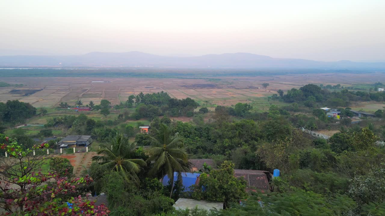 vista desde las montañas campo de granja de cultivos vacíos amplia vista de pájaro alibag
