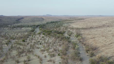 纳米比亚埃托沙国家公园干涸河床的电影空中景观