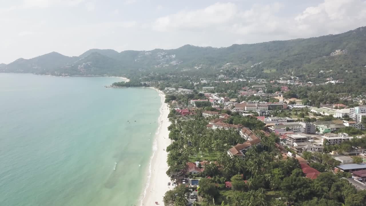 vista aérea de una ciudad turística tropical de playa
