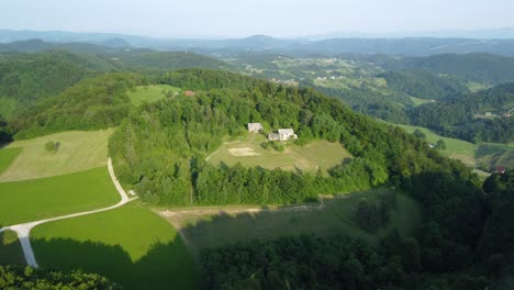 Vista-Cinematográfica-Del-Dron-Volando-Sobre-La-Colina-Verde