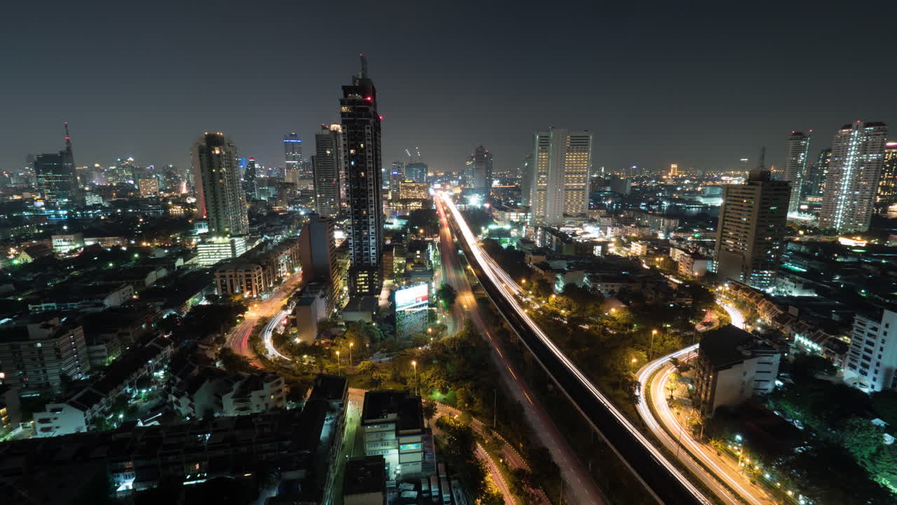 time lapse de la vida nocturna en la gran ciudad iluminado rascacielos intersección de tráfico bangkok tailandia
