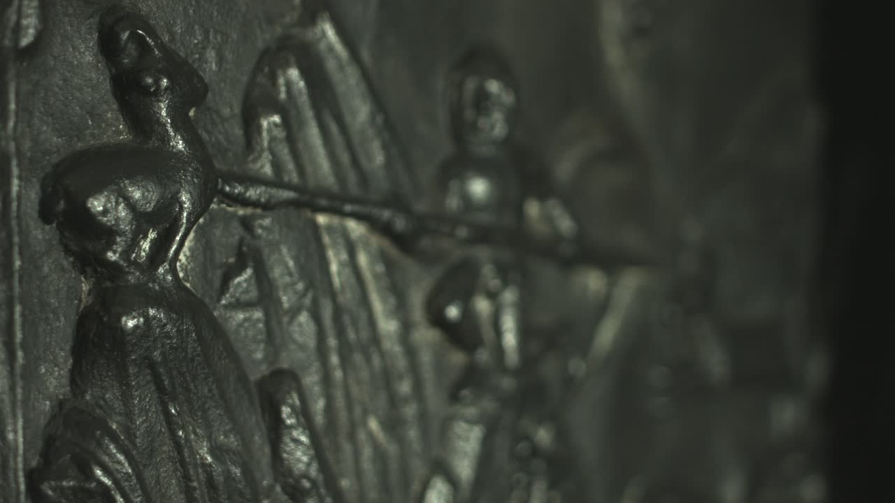 창을 가진 사람과 다른 사람을 표시하는 오스트리아 인스브루크에서 발견된 중세 금속판을 닫습니다.