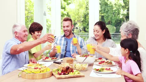 familia feliz brindando durante el almuerzo