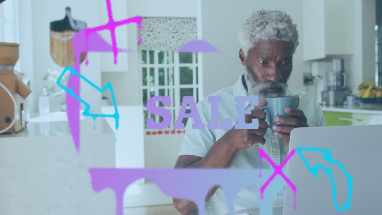 아프리카계 미국인 남자가 커피를 마시고 노트북을 사용하는 판매 텍스트 배너의 애니메이션