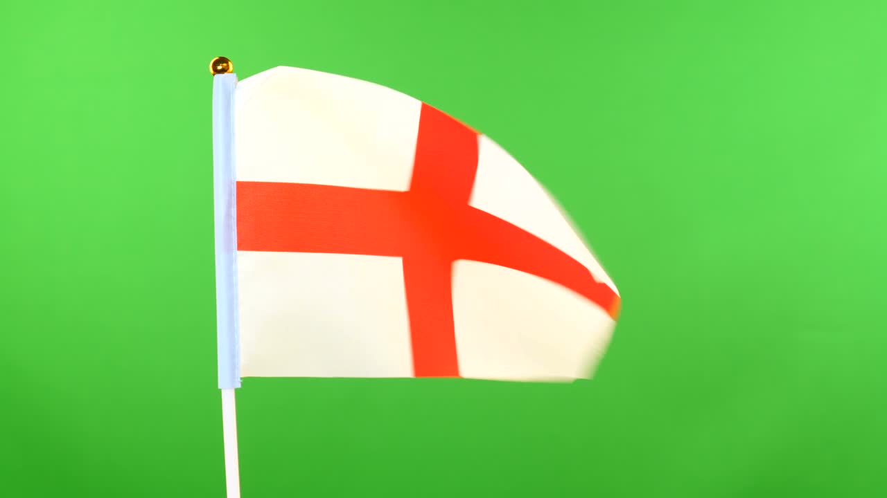 잉글랜드의 국기, 발 기둥, 초록색 배경, 바람에 흔들리는 영국 국기.
