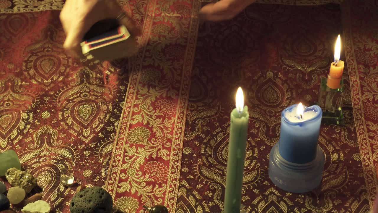 lectura de tarot real con cartas de tarot muy viejas y usadas