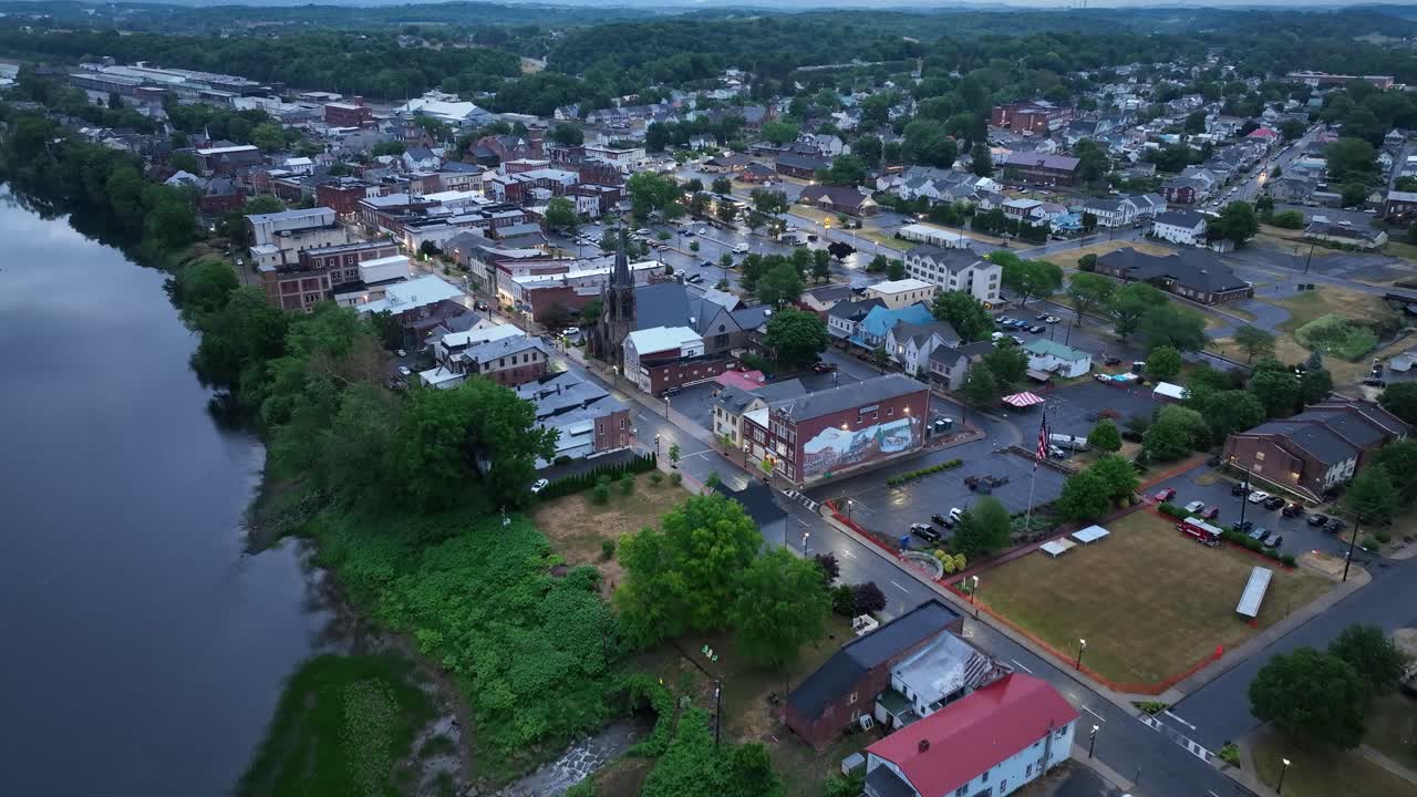 el río susquehanna y el centro de milton, pensilvania con el video del avión no tripulado en movimiento