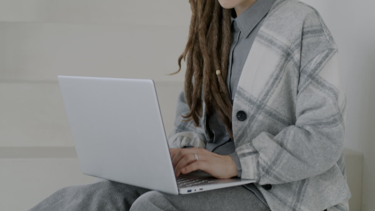mujer trabajando en una computadora portátil