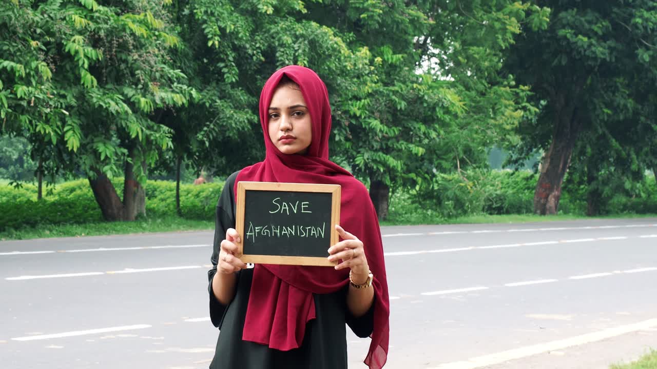 kolkata, india: mensaje de quedarse en casa para el virus de la corona covid-19