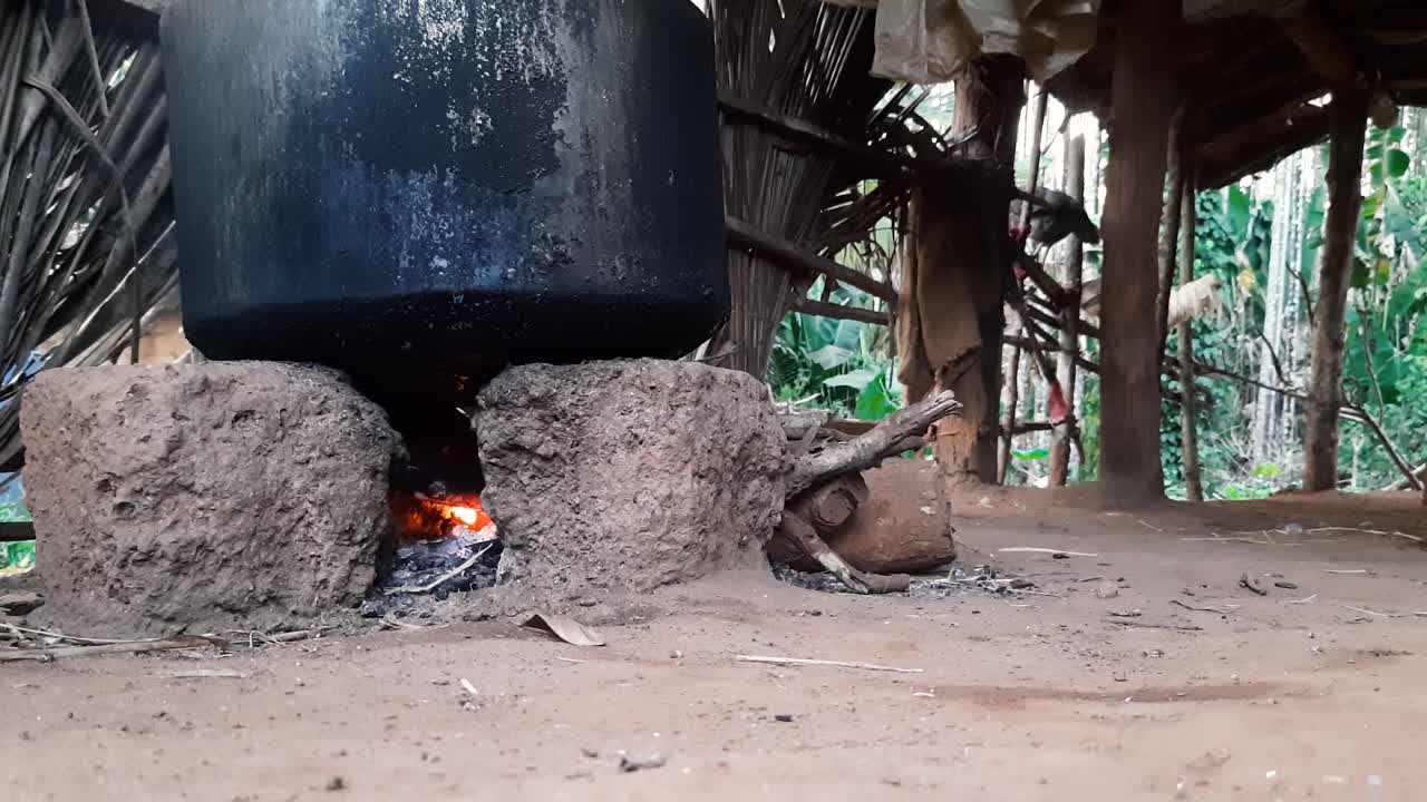 Tomada estática de baixo ângulo de panela de ferro cozinhando em forno a lenha típico do sul da Índia.