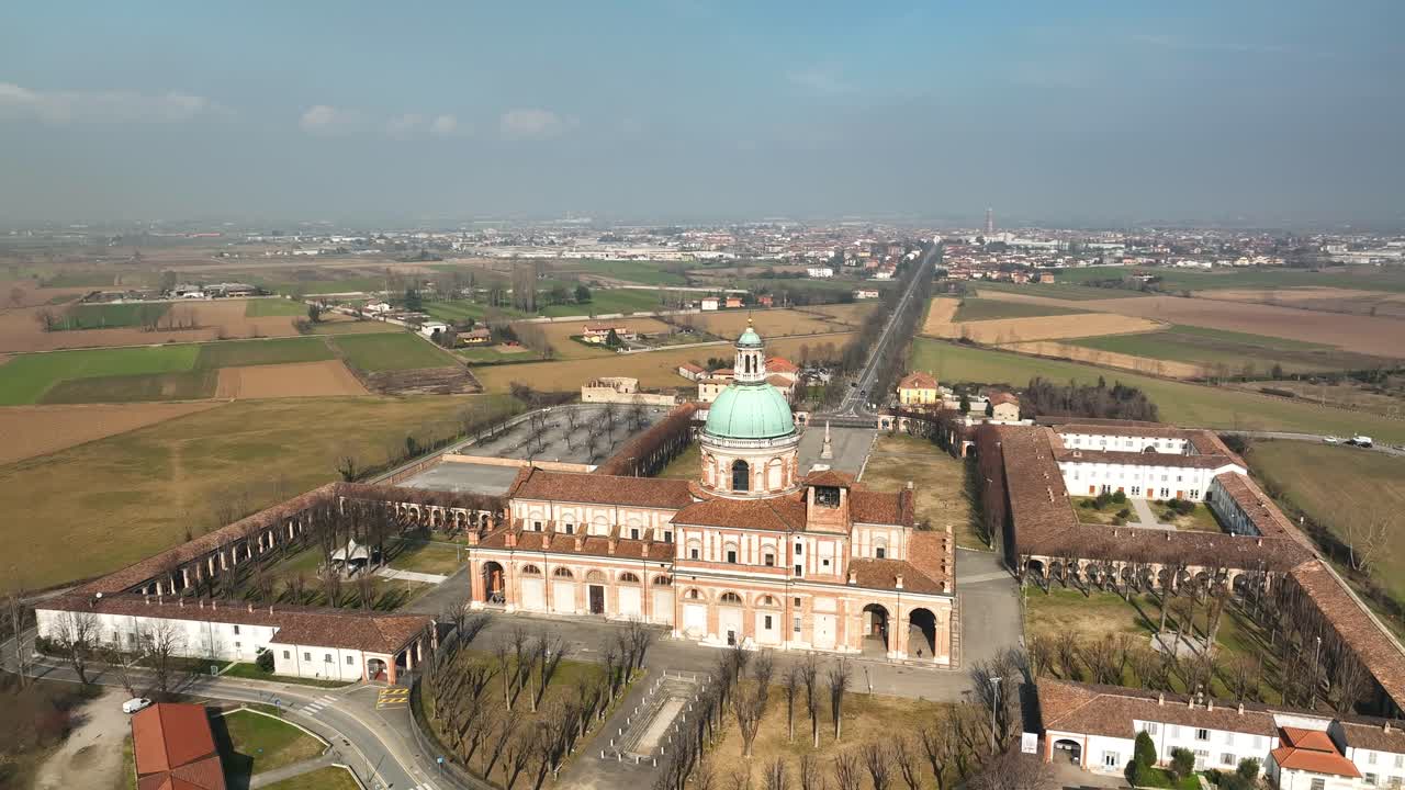 un dron sobrevolando el santuario caravaggio de lombardía, capturando la impresionante vista frontal del magnífico complejo religioso italiano