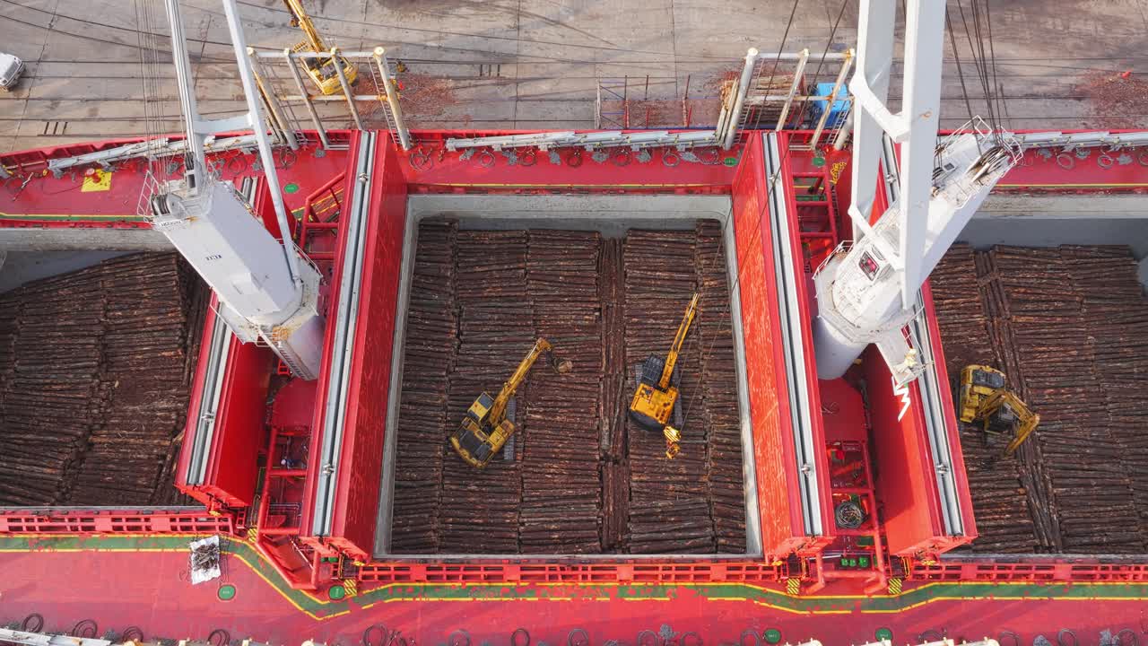 barco de carga a lo largo del río uruguay cargando troncos con grúas y excavadoras