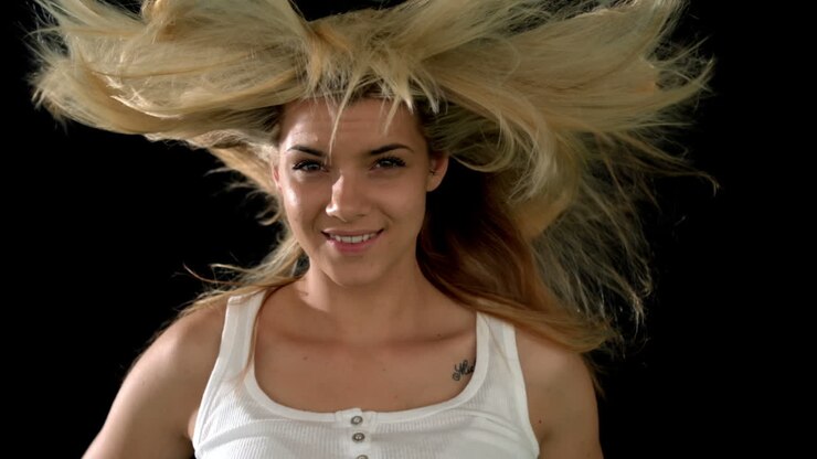 Bella bionda con i capelli al vento.