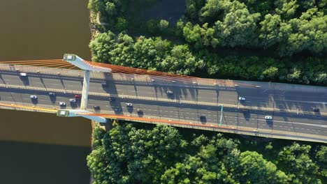 Luftdrohnenflug-Von-Oben-Nach-Unten-Blick-Auf-Die-Belebte-Hauptverkehrszeit-Der-Autobahn