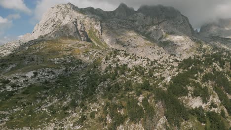 toma aérea de la cordillera en los alpes del norte de albania